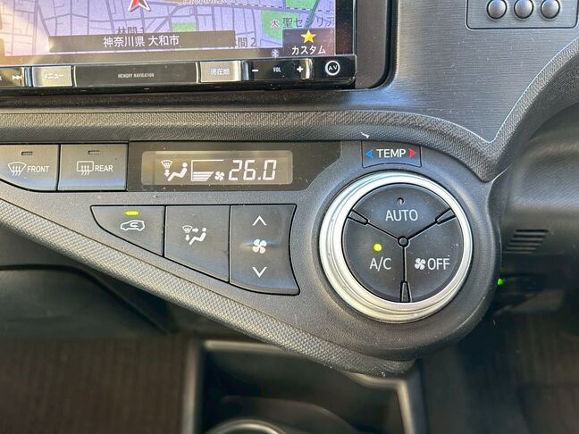 オートエアコン付き！温度設定も簡単で快適。【アクア】